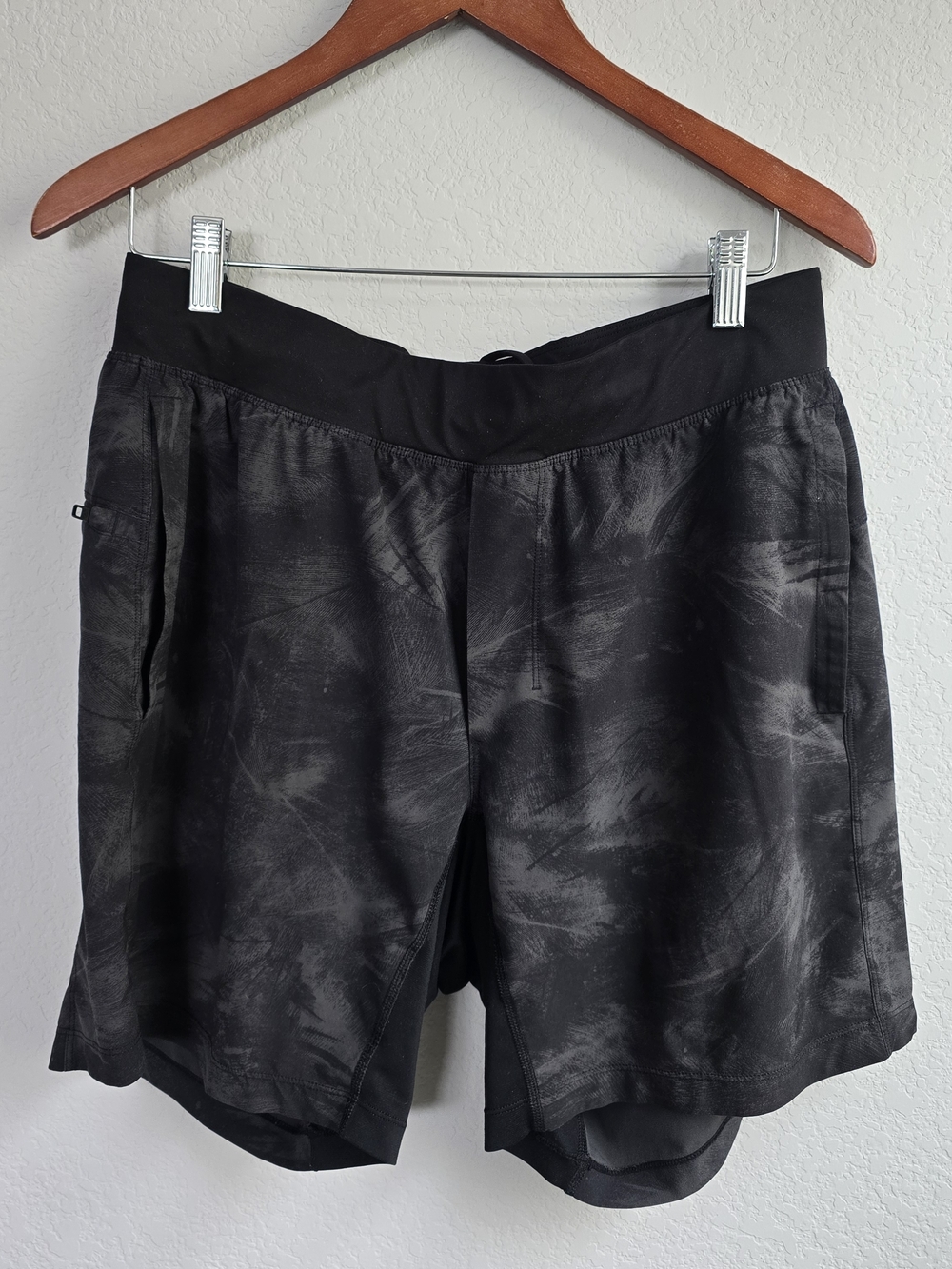 Lululemon T.H.E Shorts Linerless 7” Inseam Black Palm Print Mens Large Athletic